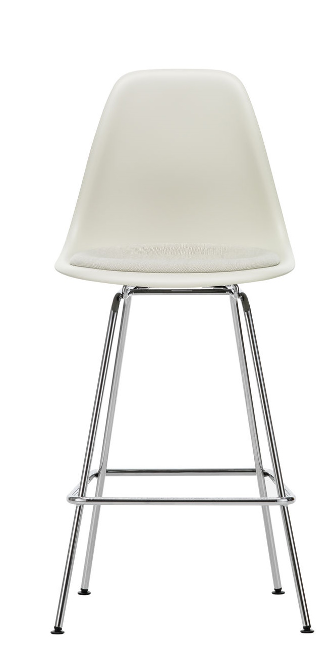 Vitra Eames Plastic Bar Stool Medium in Weiß mit verchromtem Gestell und Fußstütze.