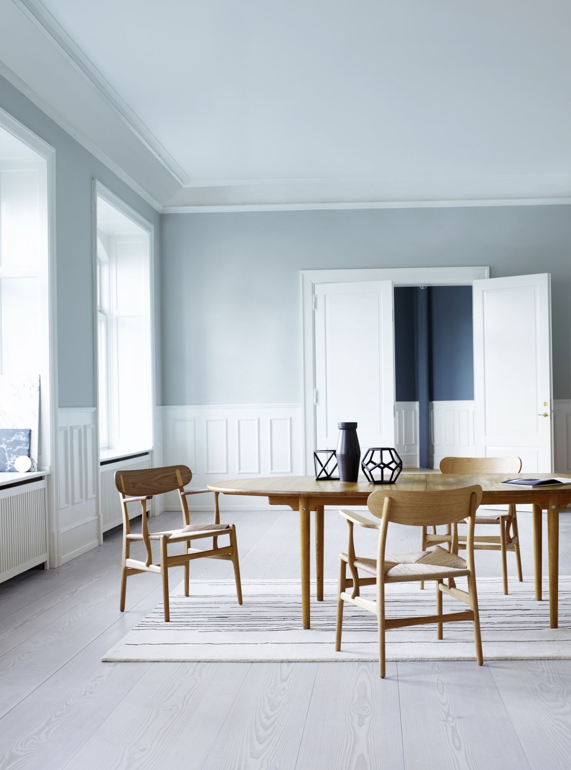 CH339 Esstisch von Carl Hansen & Søn ausziehbar mit Holzstühlen in hellem Esszimmer.