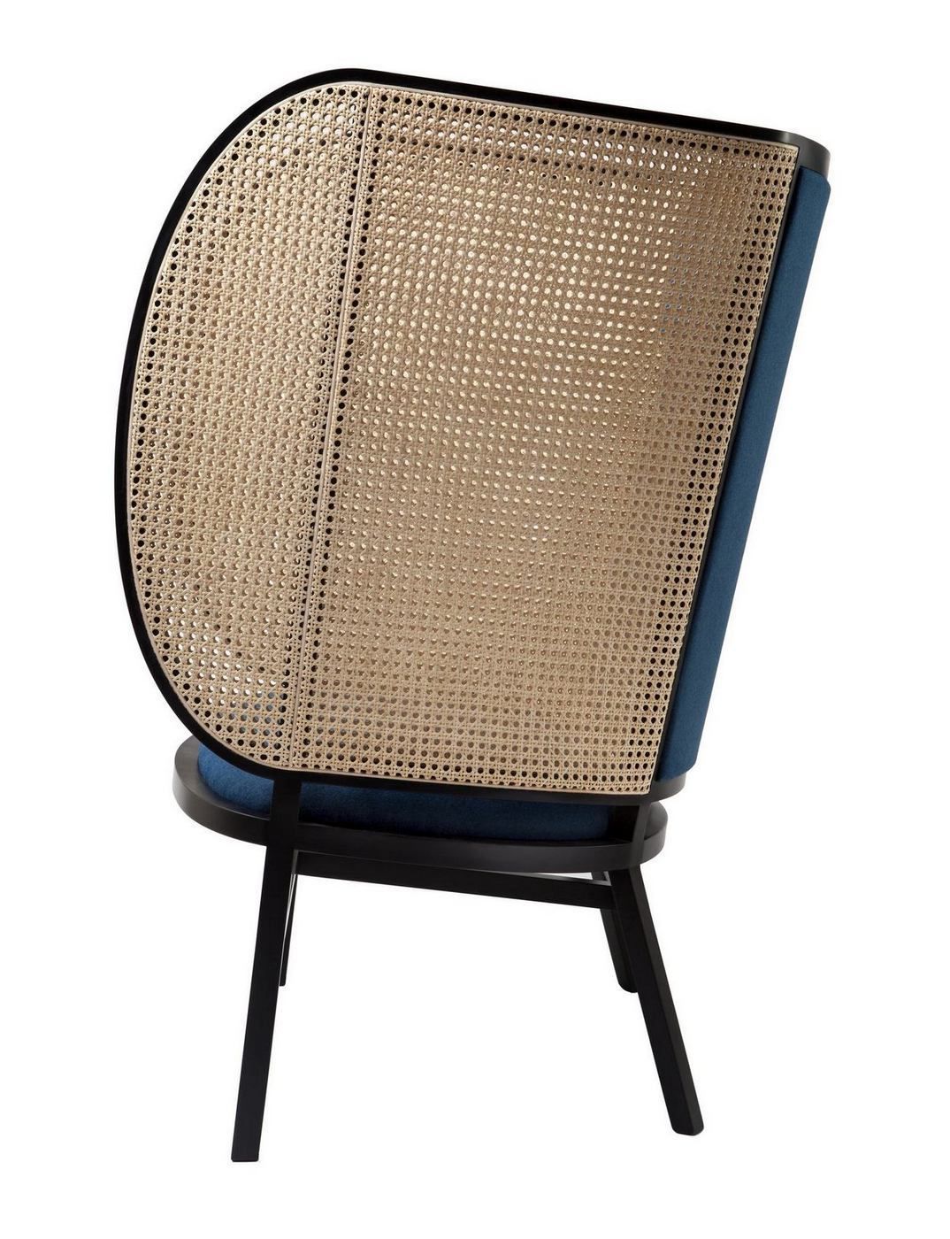 Ansicht des Hideout Lounge Chair Sessels mit Wiener Geflecht und blauem Bezug.