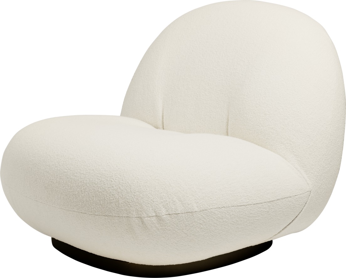 Elfenbeinfarbener Pacha Lounge Chair Sessel von Gubi mit schwarzem Sockel, ohne Drehfunktion. Gemütlicher Design Sessel.
