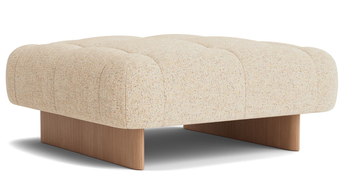 Quilton Ottoman Hocker von Hay, gepolstert in Beige, mit Holzsockel, modernes Wohnzimmer Möbel.