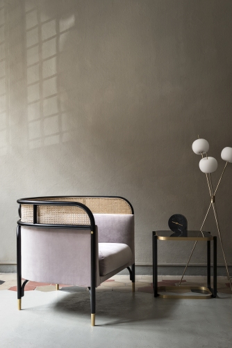 Duet A Beistelltisch von Wiener GTV Design neben Sessel mit Wiener Geflecht und Stehlampe.