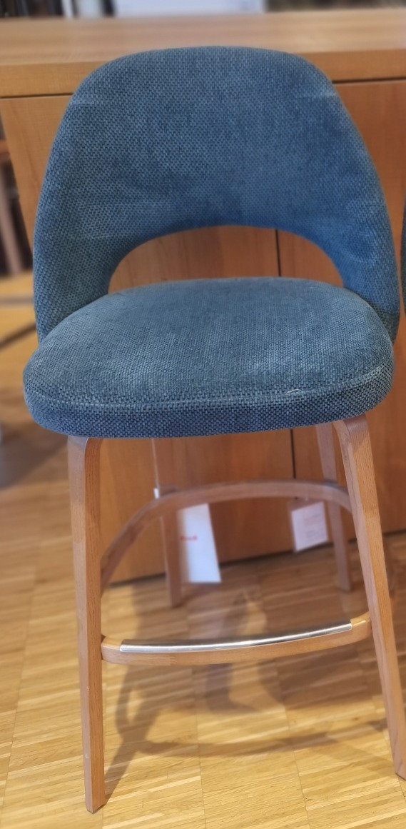 Blauer Saarinen Barhocker von Knoll International mit Holzgestell und Fußstütze. Ausstellungsstück.
