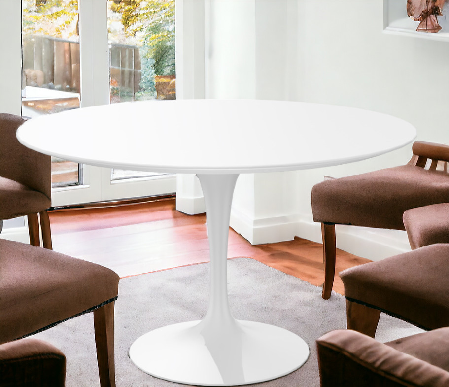 Weißer, runder Saarinen Esstisch mit zentralem Fuß von Knoll International, Höhe 65 cm.
