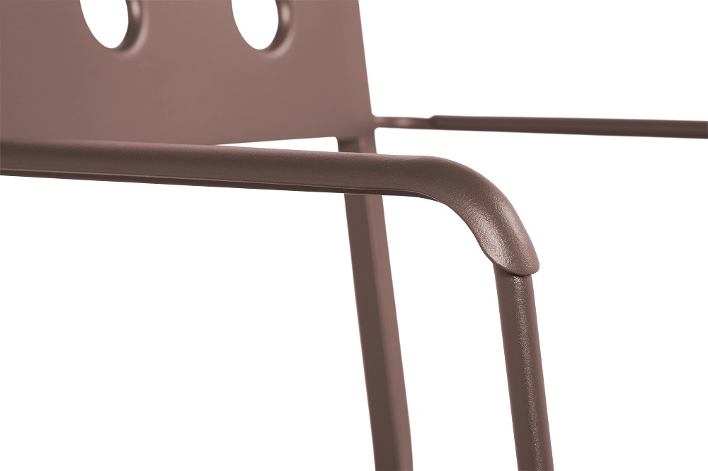 Detailaufnahme des braunen Hay Balcony Outdoor Lounge Stuhls, der Armlehne und Rückenlehne zeigt.