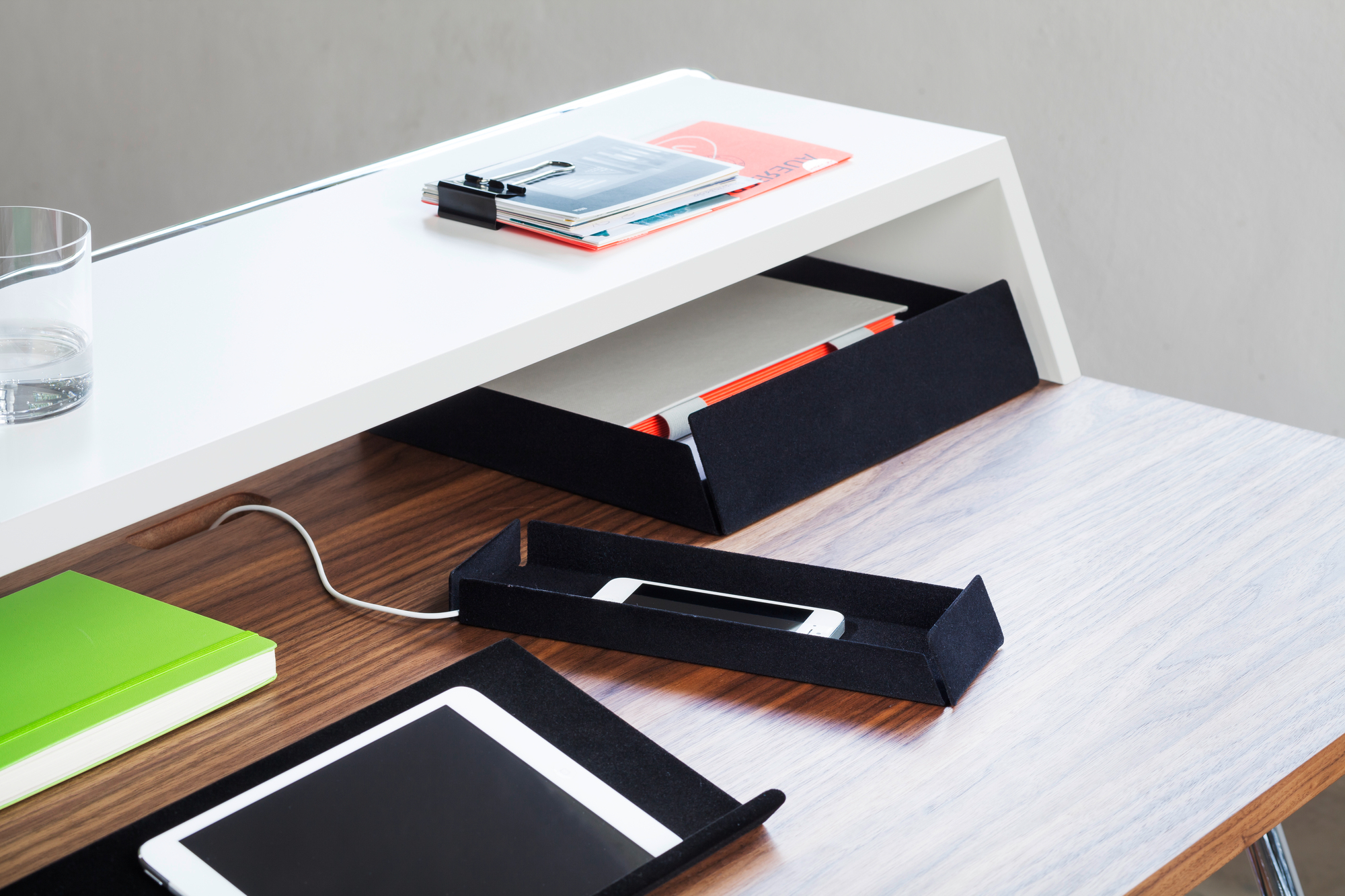 Detailaufnahme des Thonet S 1200 Sekretärs mit Ablagefächern für Tablet, Smartphone und Dokumente auf einer Holzoberfläche.