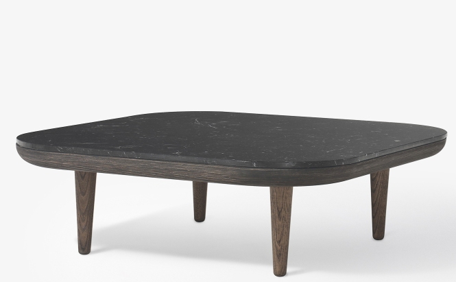 AndTradition Fly Couchtisch mit schwarzer Marmorplatte und dunklem Holzgestell, modernes Wohnzimmer Design.