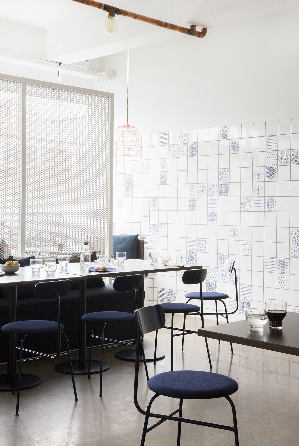 Afteroom Dining Chair von Audo Copenhagen in einem modernem Esszimmer mit blauen Akzenten.