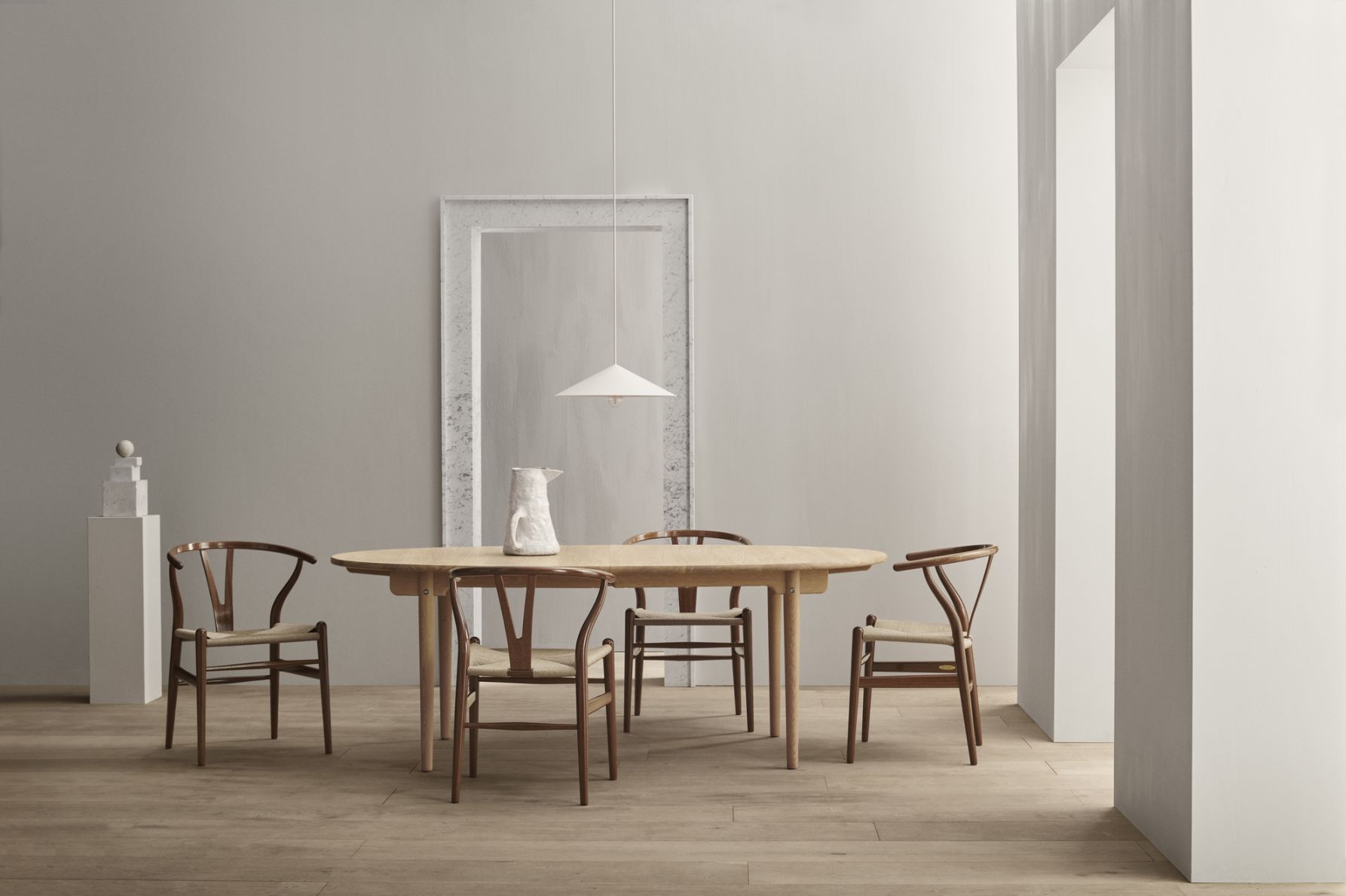 BT1001 Pendelleuchte von Carl Hansen & Søn über Esstisch mit Wishbone Chairs.