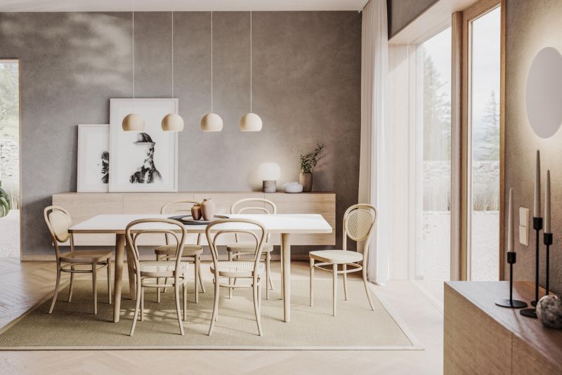 Helles Esszimmer mit Esstisch, Stühlen aus Rattan, Pendelleuchten und moderner Dekoration. Möbel im skandinavischen Stil.