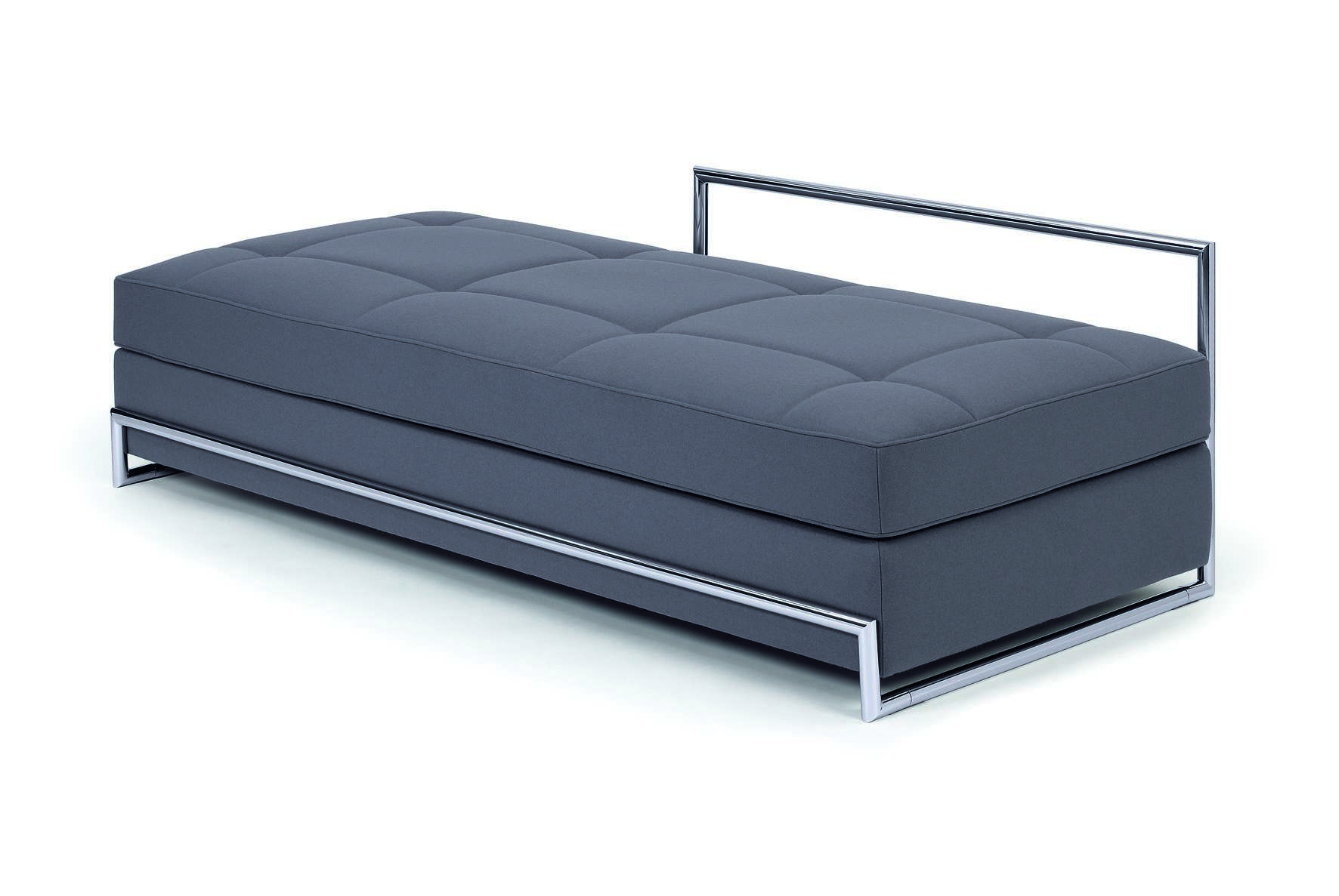 Graue ClassiCon Day Bed Liege mit gesteppter Polsterung und verchromtem Stahlgestell. Moderne Designliege für Wohnzimmer.