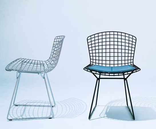 Bertoia Stuhl von Knoll International, ein Designklassiker aus verchromtem Stahl und mit Sitzkissen.