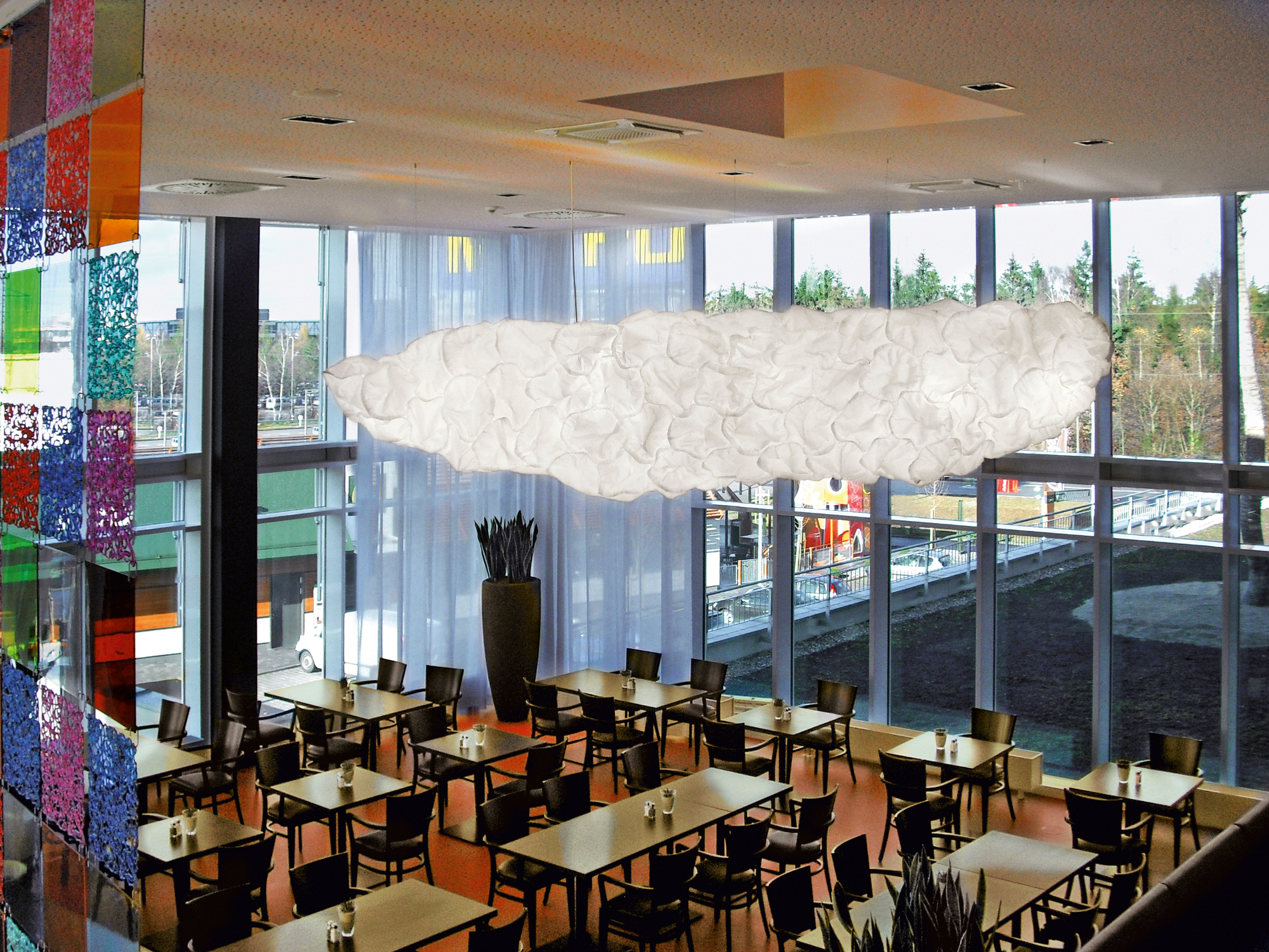 Innenaufnahme eines Restaurants mit Mamacloud LED Pendelleuchte von Belux, die wie eine Wolke aussieht.