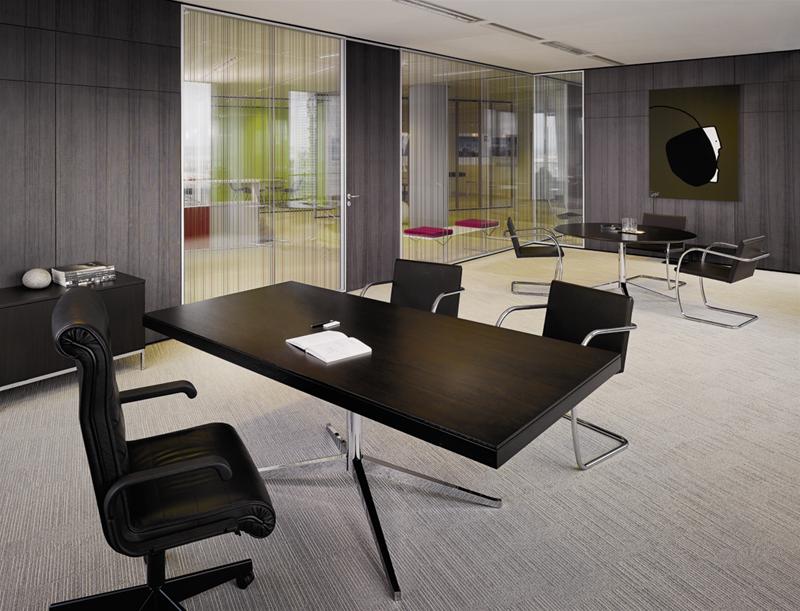 Büro mit schwarzem Konferenztisch und mehreren Brno Freischwinger Stühlen von Knoll International mit Rundrohrgestell.