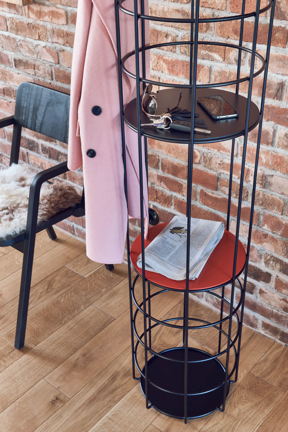 Einlegeboden für Richard Lampert Bazar Garderobe, schwarzes Metallgestell mit Ablageflächen in Rot und Schwarz.