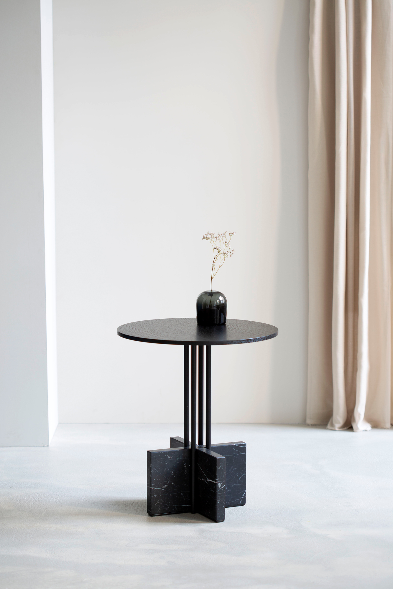 Gravity Table Beistelltisch Hoch mit runder, schwarzer Tischplatte und Marmorfuß, minimalistisches Design.