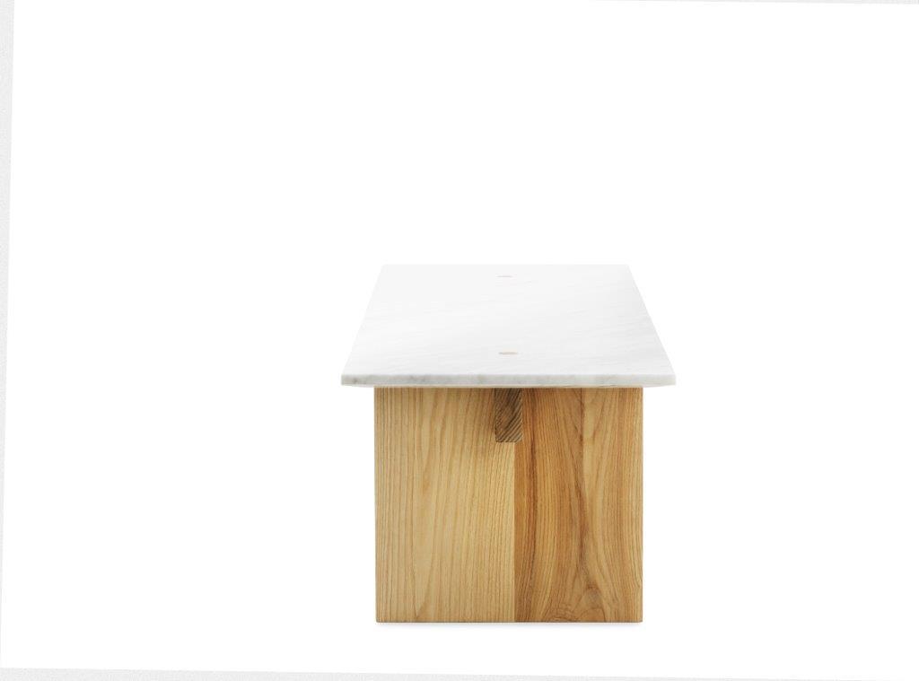 Normann Copenhagen Solid Table Couchtisch mit Marmorplatte und Eichenholzfuß, modernes Design.