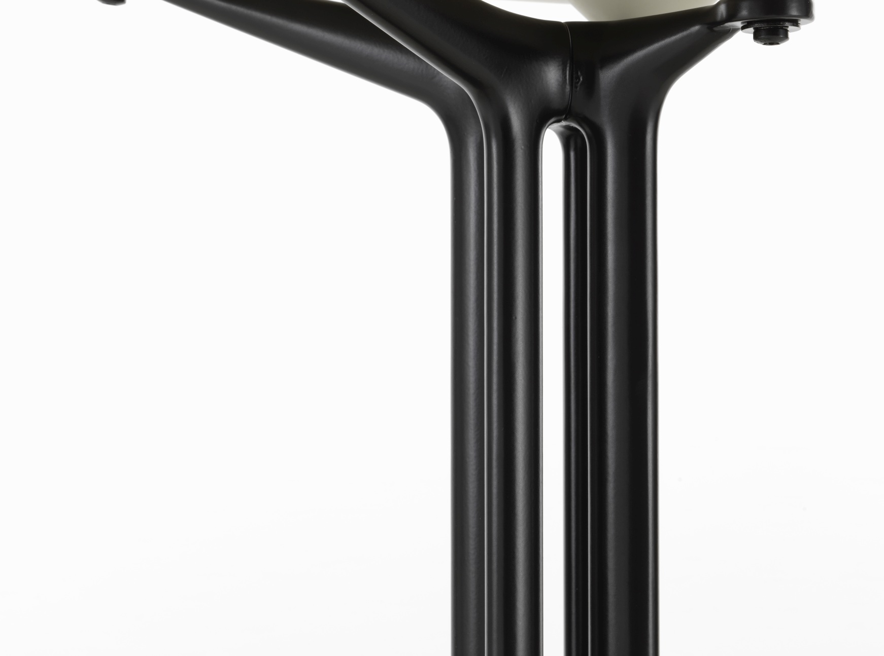 Detailaufnahme des schwarzen Metallgestells vom Vitra DKL-5 Wire Chair Stuhl mit Sitzkissen.