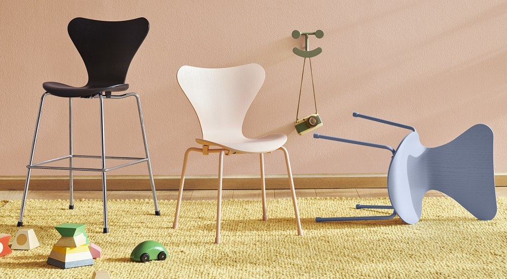 Drei Series 7 Junior Stühle von Fritz Hansen in Schwarz, Rosa und Blau im Kinderzimmer.