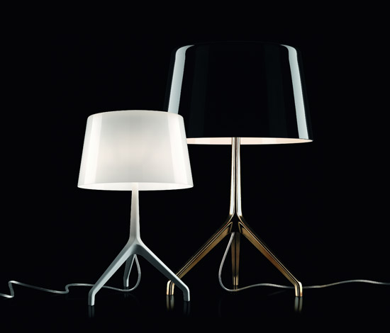 Lumiere XXS Tischleuchte von Foscarini, moderne Nachttischlampe in Weiß und Schwarz mit Stativfuß.
