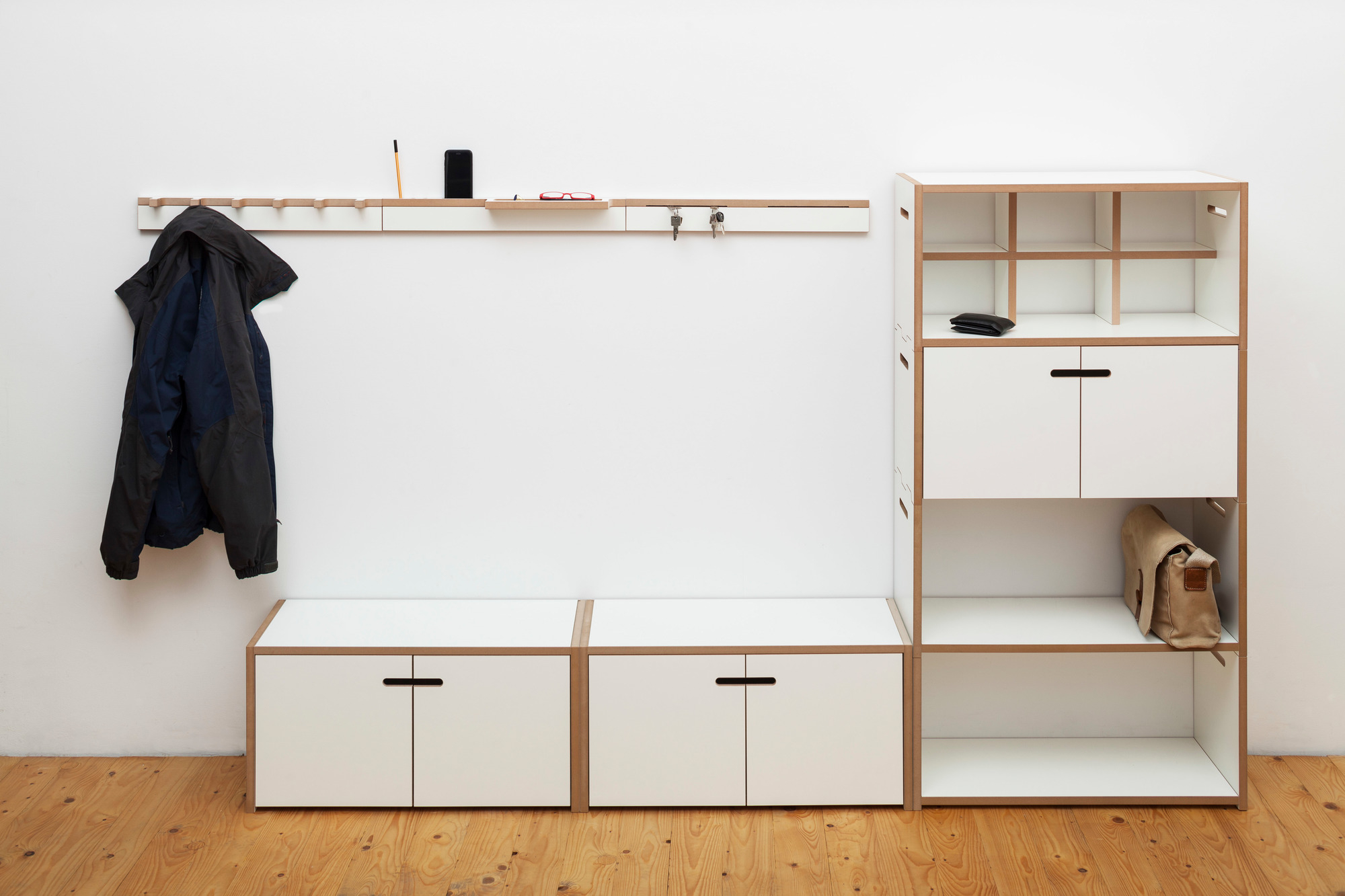 Grad Garderobe von Tojo: Modernes, modulares Garderobensystem in Weiß und Holz mit Stauraum und Hängevorrichtung.
