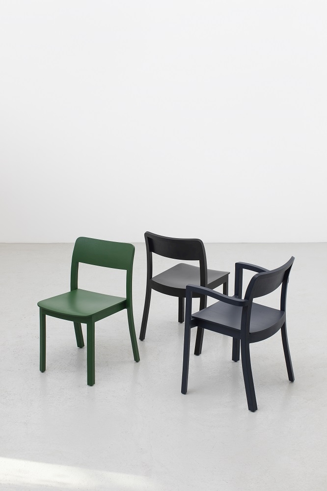 Drei moderne Holzstühle: Grüner Pastis Chair, schwarzer Stuhl und blauer Stuhl mit Armlehnen.