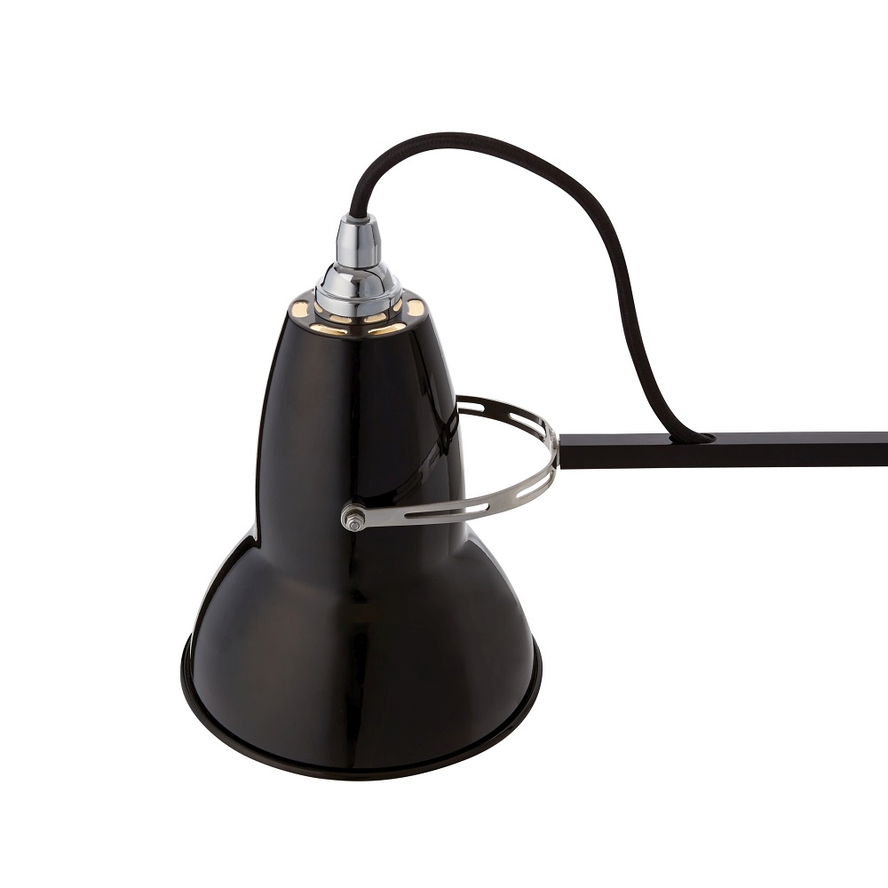 Detailaufnahme der schwarzen Anglepoise Original 1227 Stehleuchte mit verstellbarem Lampenschirm und Textilkabel.