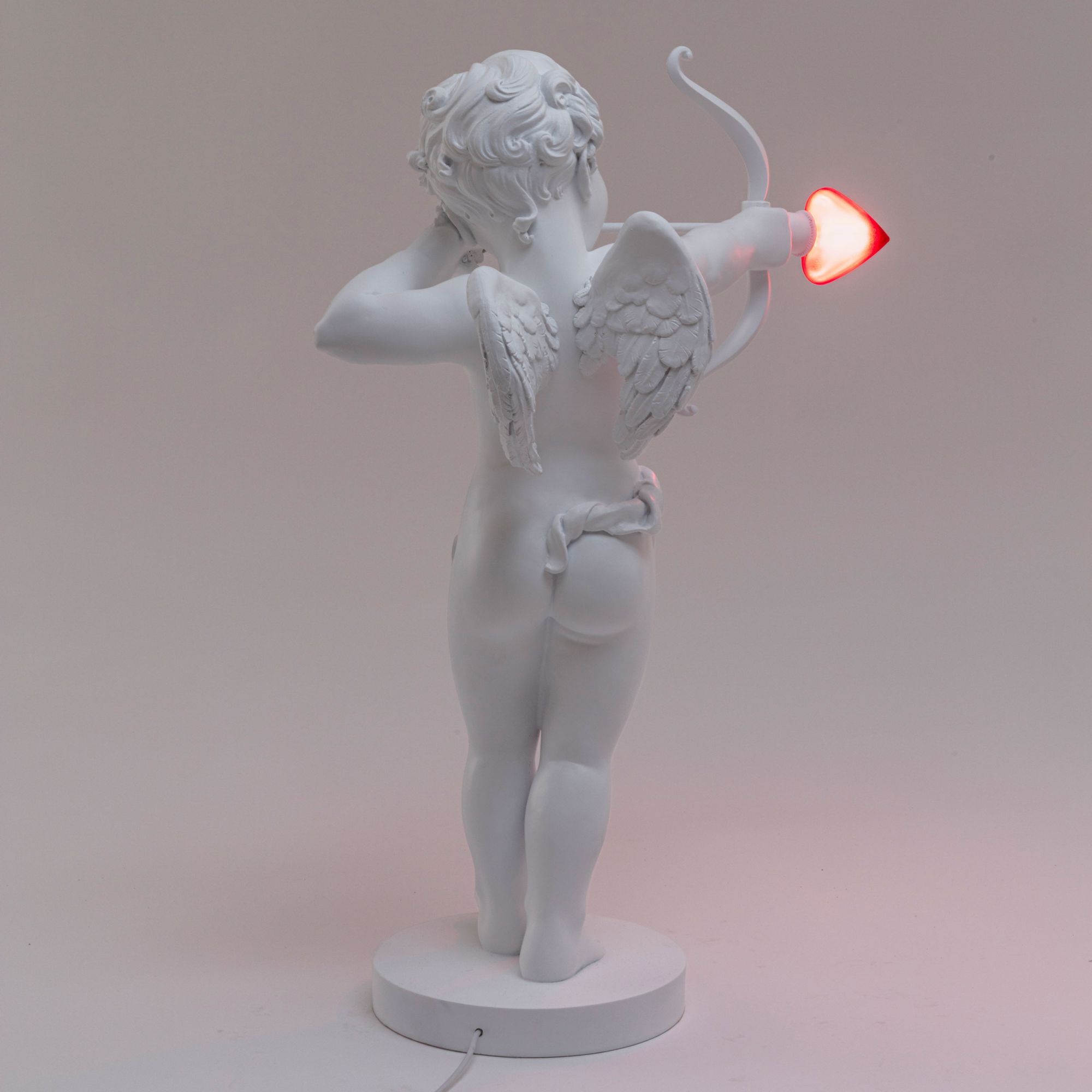 Cupid Lampe von Seletti, weiße Amor Figur mit Pfeil und Bogen als Tischleuchte.