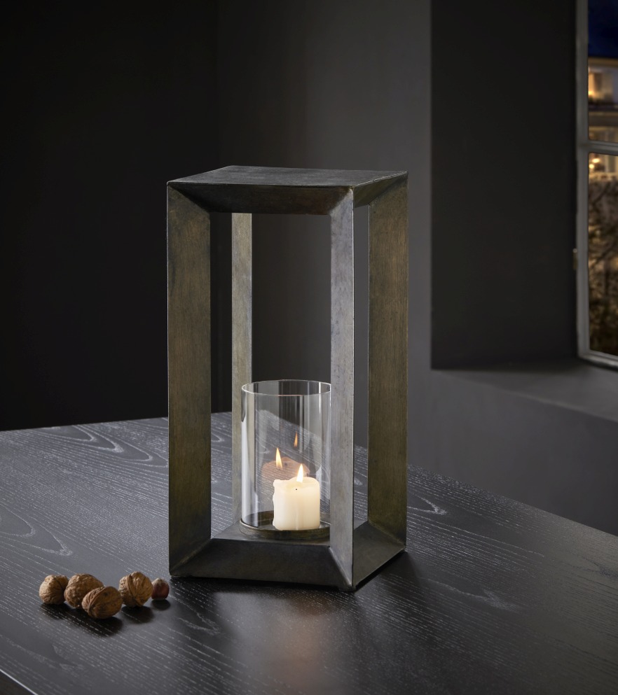 Estate Windlicht von Philippi: Modernes Windlicht aus Metall mit Glaszylinder und brennender Kerze.