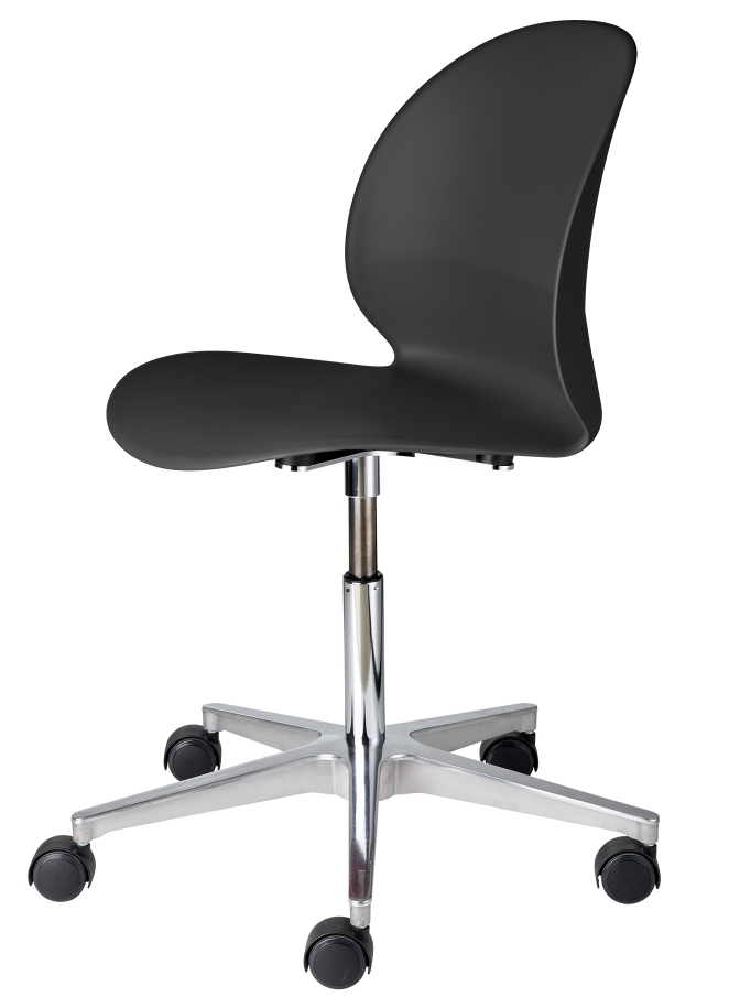 Schwarzer N02 Recycle Stuhl von Fritz Hansen mit Rollen und verchromtem Fußkreuz, isoliert.