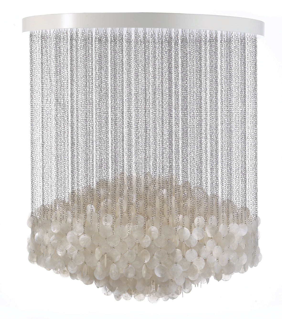 FUN Pendelleuchte von Verpan mit Ketten und Muscheln für stilvolle Beleuchtung im Wohnraum.