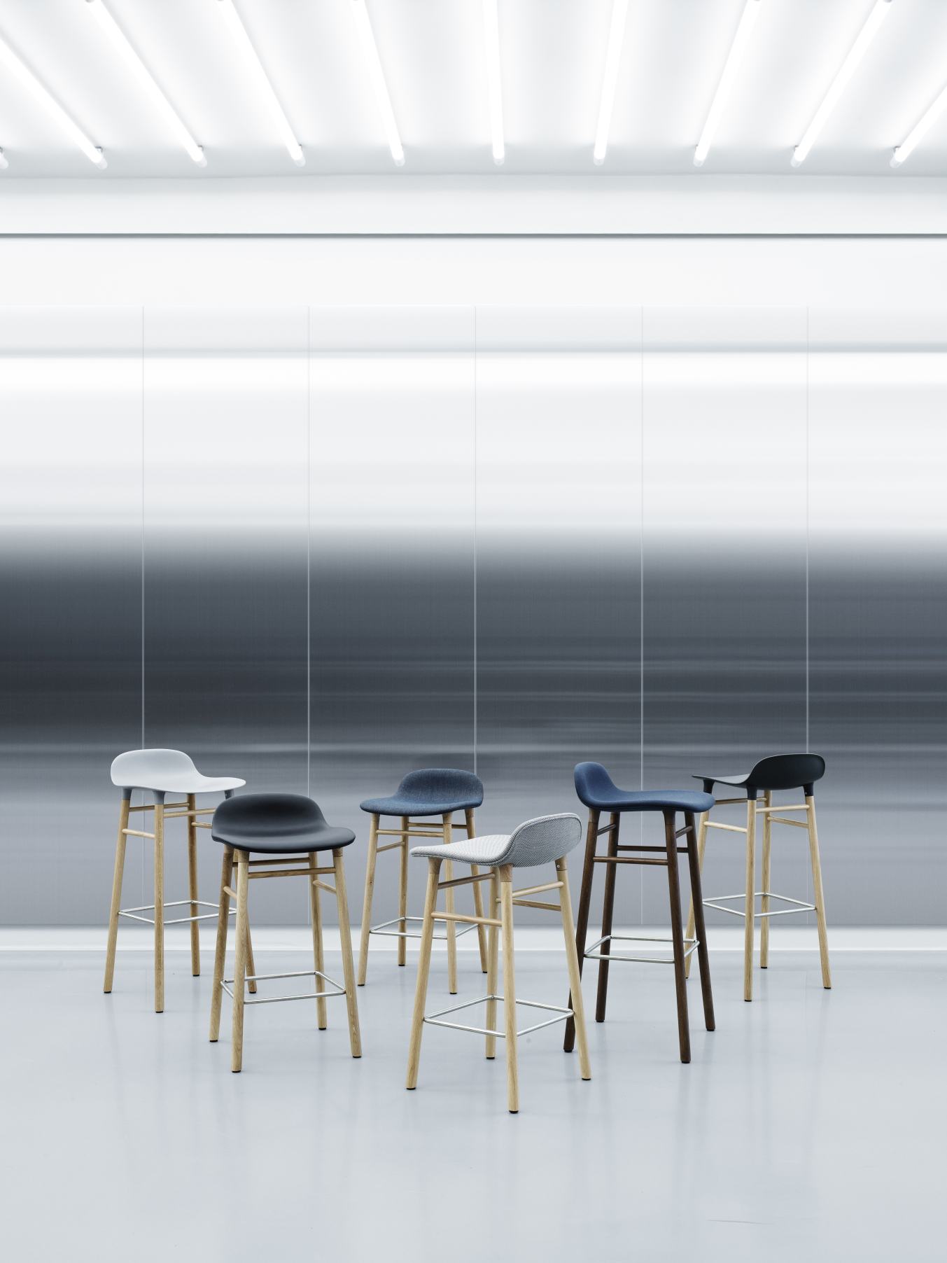 Gruppe von Form Barhockern H 75 cm von Normann Copenhagen in verschiedenen Farben und Holzarten.