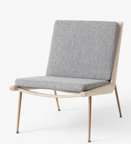 Boomerang Lounge Chair: Moderner Sessel mit hellgrauem Stoffbezug und hellem Holzgestell für Wohnzimmer.