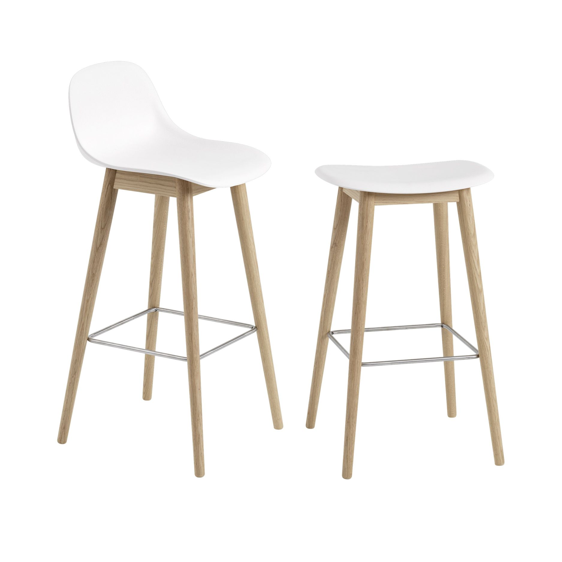 Zwei weiße Fiber Counter Stools von Muuto mit Holzbeinen und Fußstütze aus Metall.