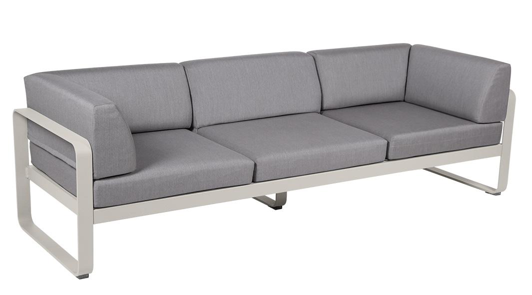 Graues Fermob Bellevie 3-Sitzer Outdoor Sofa mit Aluminiumrahmen und bequemen Sitzkissen für Garten und Terrasse.
