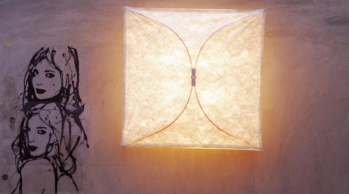 Ariette Wandleuchte von Flos, 100 cm, quadratisch, mit Papierbespannung und warmem Lichtschein an einer Wand.