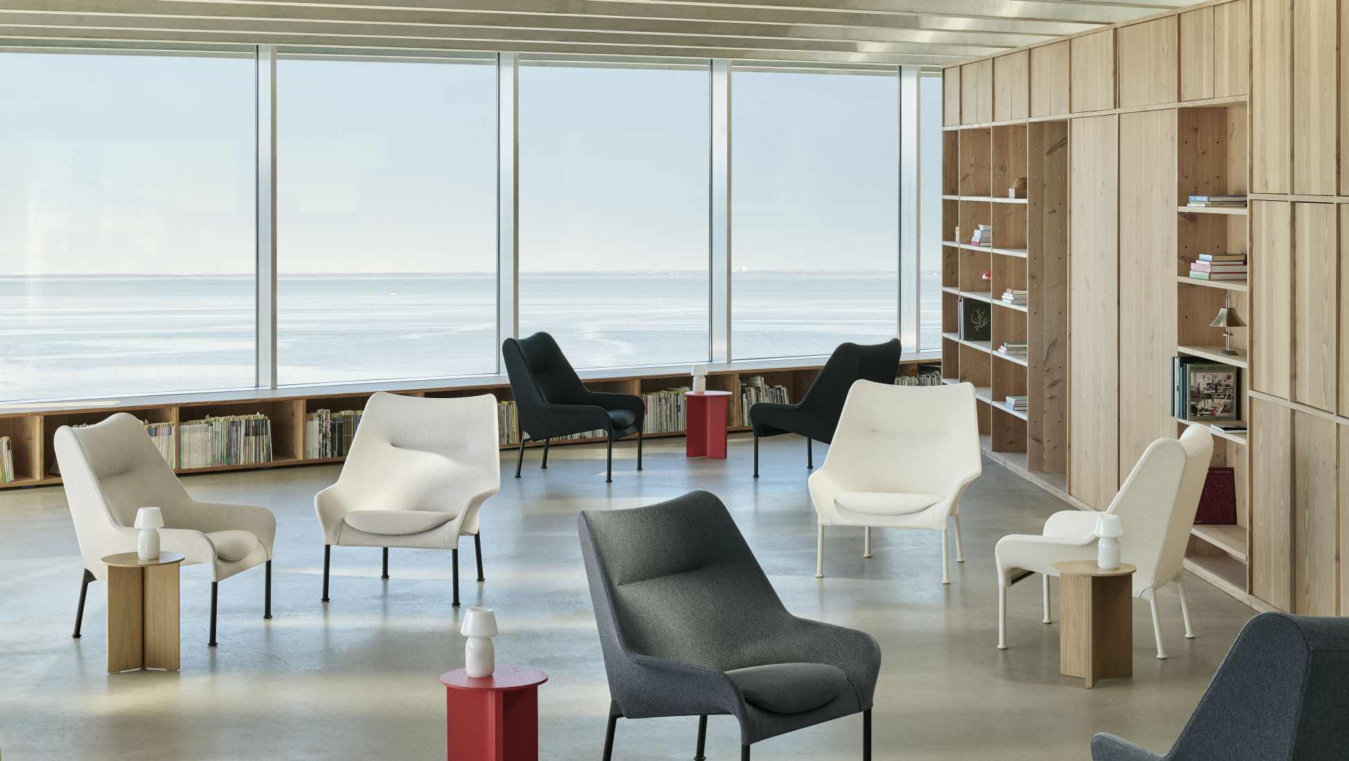 Helle und moderne Büroumgebung mit mehreren Hay 02 Lounge Sesseln in verschiedenen Farben.