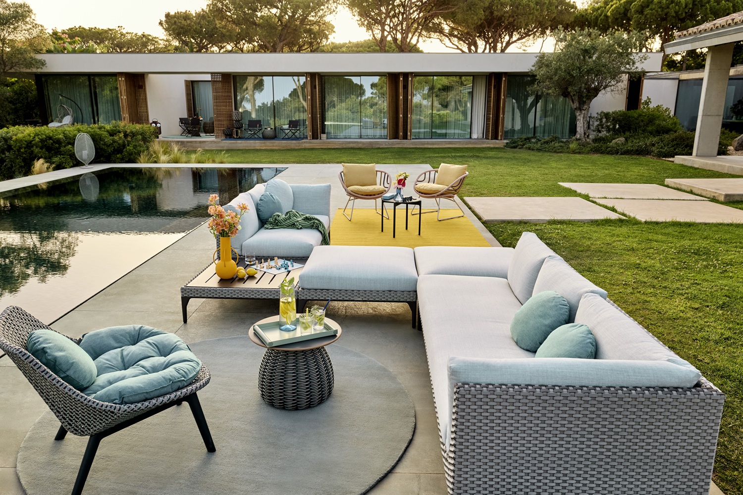 Mbrace aluminium Outdoor Club Chair fauteuil van Dedon