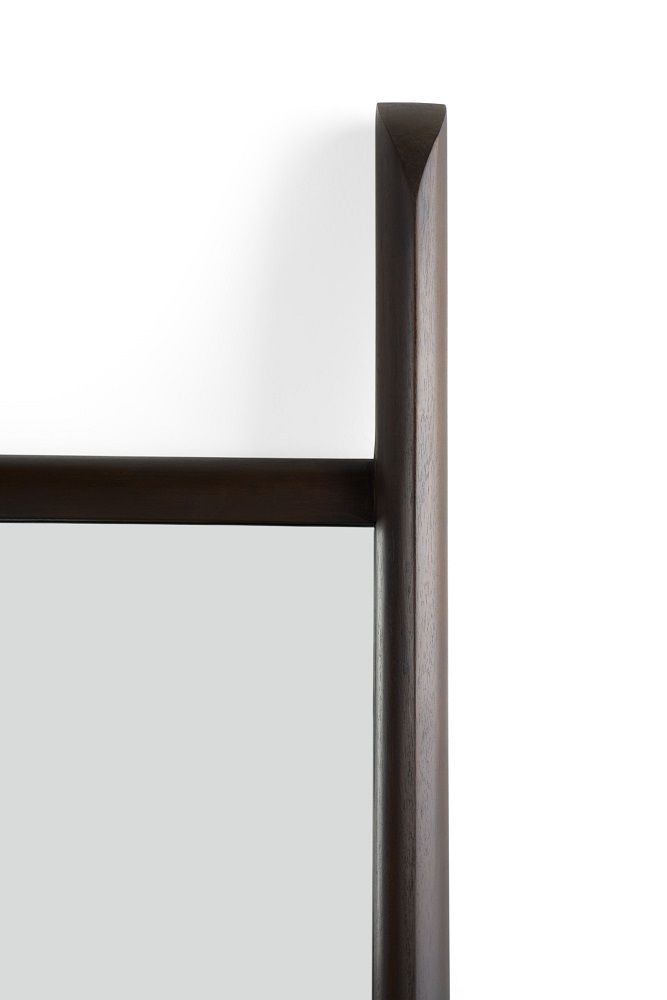 Detailaufnahme des PI Bodenspiegels von Ethnicraft mit Mahagoni-Holzrahmen. Moderner Standspiegel für Schlafzimmer und Ankleidezimmer.