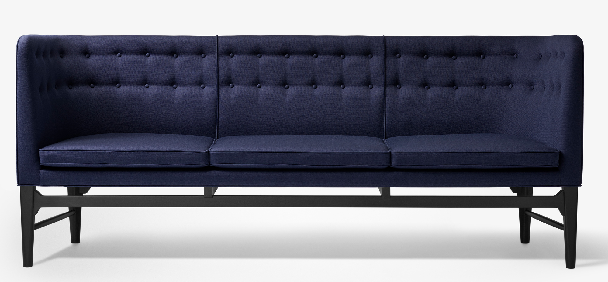 Blaues Mayor Sofa von AndTradition, ein 3-Sitzer mit Knopfheftung und schwarzem Gestell.