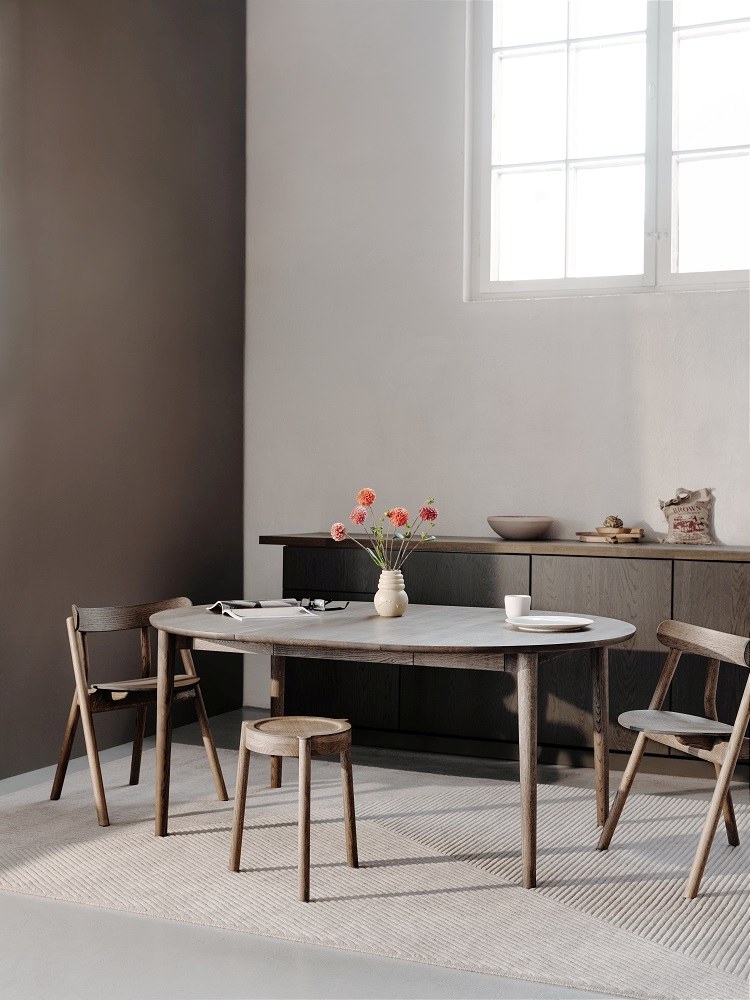 Expand Circular Esstisch Eiche geräuchert mit Einlegeplatten, runder Holztisch für Esszimmer, skandinavisches Design.
