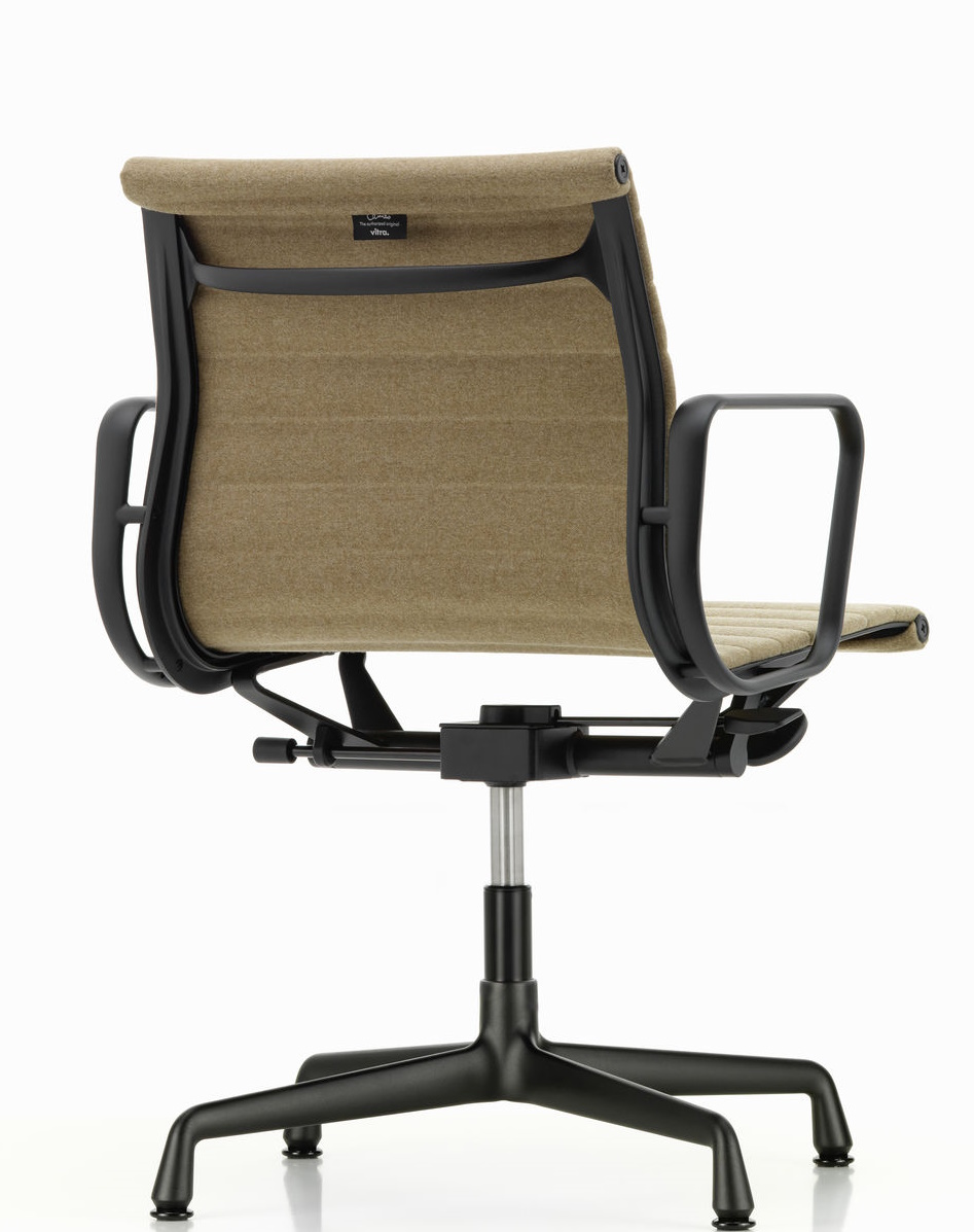 Rückansicht des Vitra Aluminium Chair EA 132 mit beigem Stoffbezug und schwarzem Aluminiumgestell.