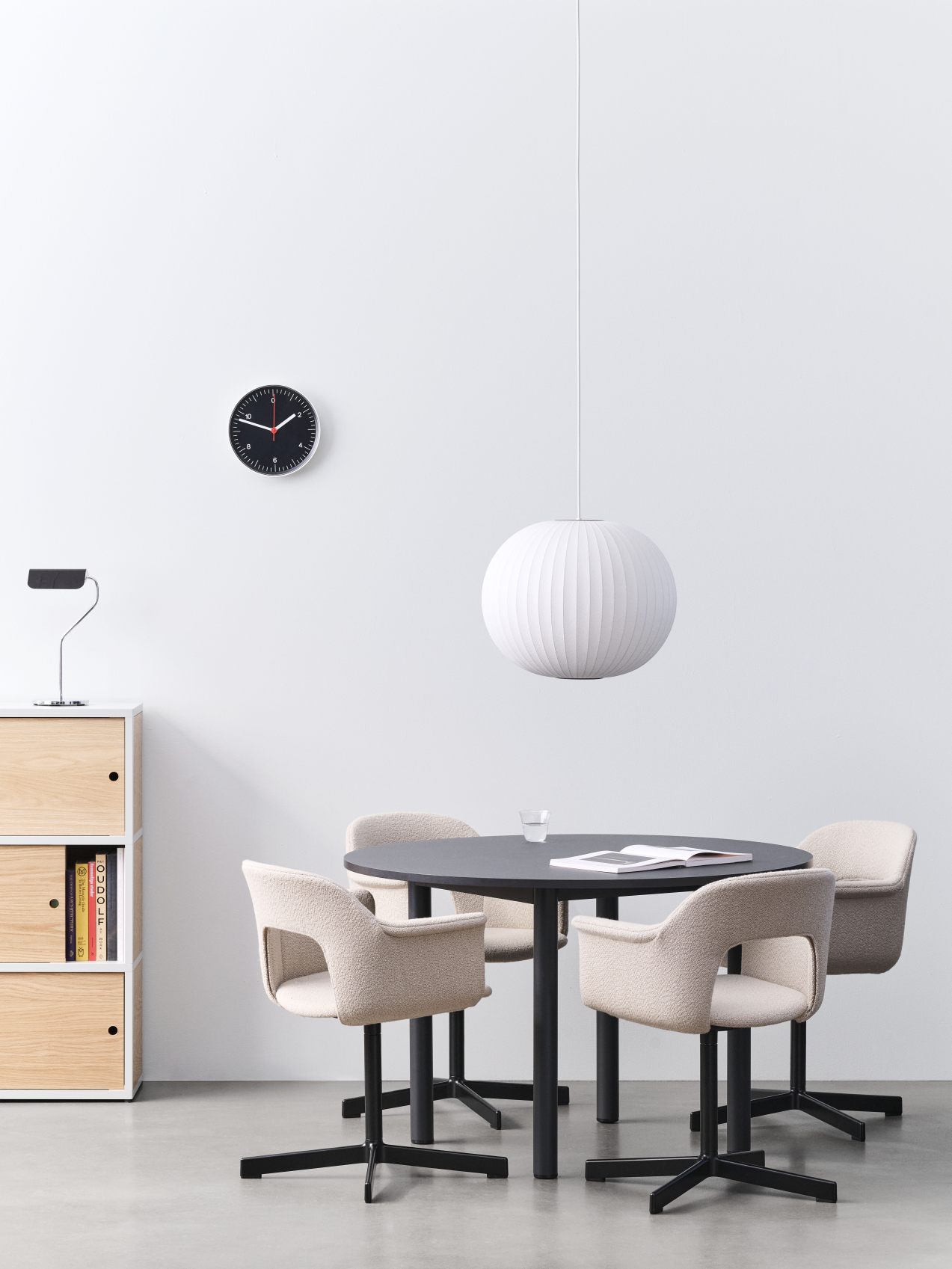 Annex Table Round Esstisch von Hay mit vier Stühlen in minimalistischem Esszimmer-Ambiente.