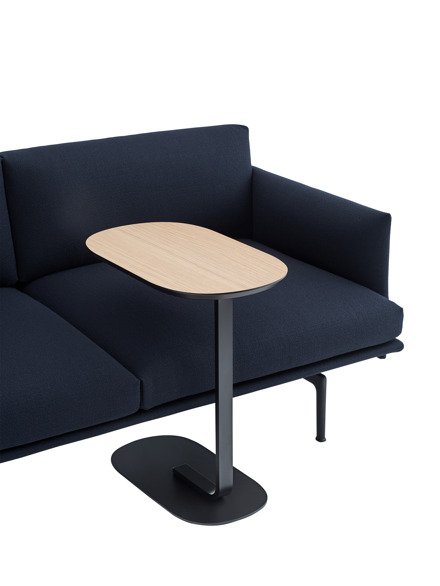 Muuto Relate Side Table Beistelltisch Low Schwarz mit Holzplatte neben einem dunkelblauen Sofa.