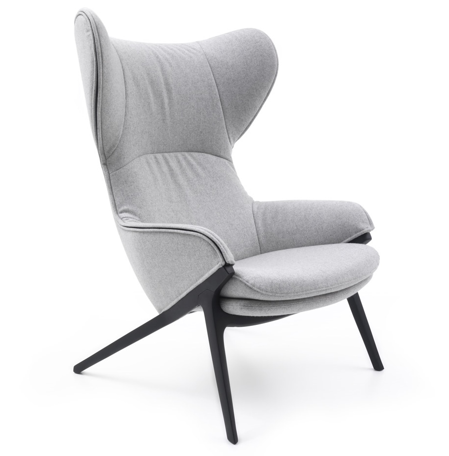 Grauer Cassina Sessel Modell 395 P22 mit hoher Rückenlehne und dunklem Holzgestell. Moderner Design Sessel.