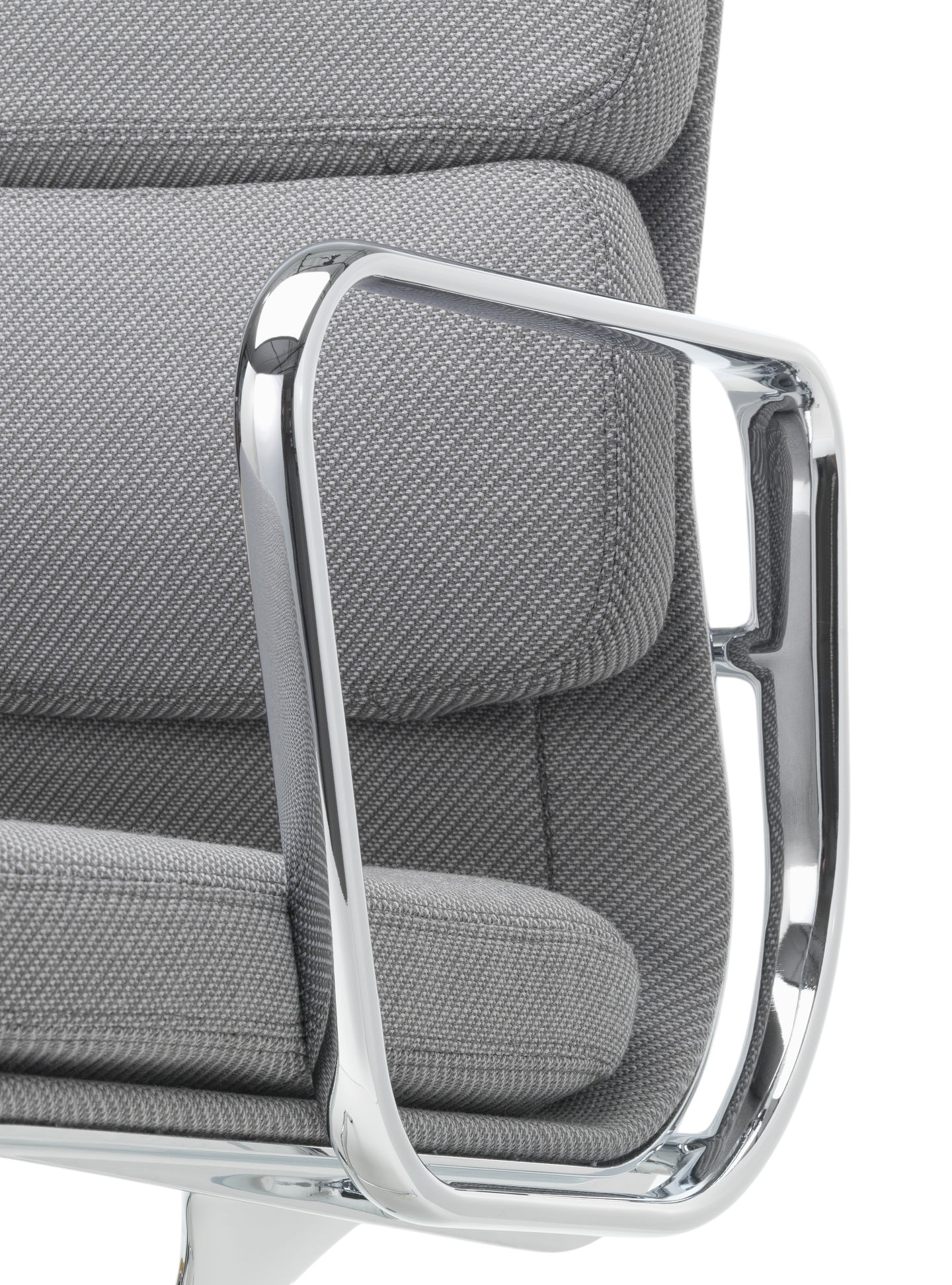 Detailaufnahme des Soft Pad Chair EA207 von Vitra mit grauem Stoffbezug und verchromtem Armlehnen-Design.