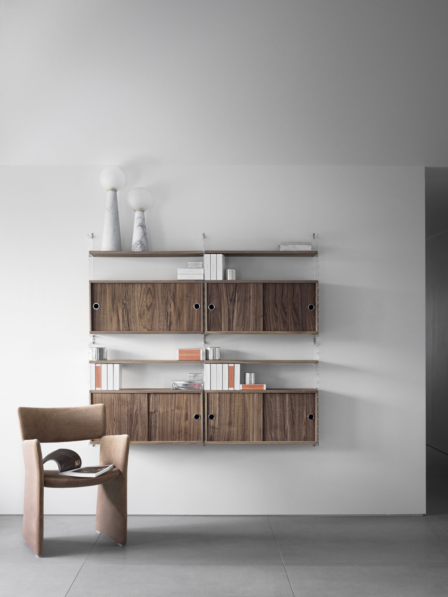 String Furniture Regalsystem mit Walnuss Schrankelementen und Schiebetüren, modernes Wohnzimmer Design.