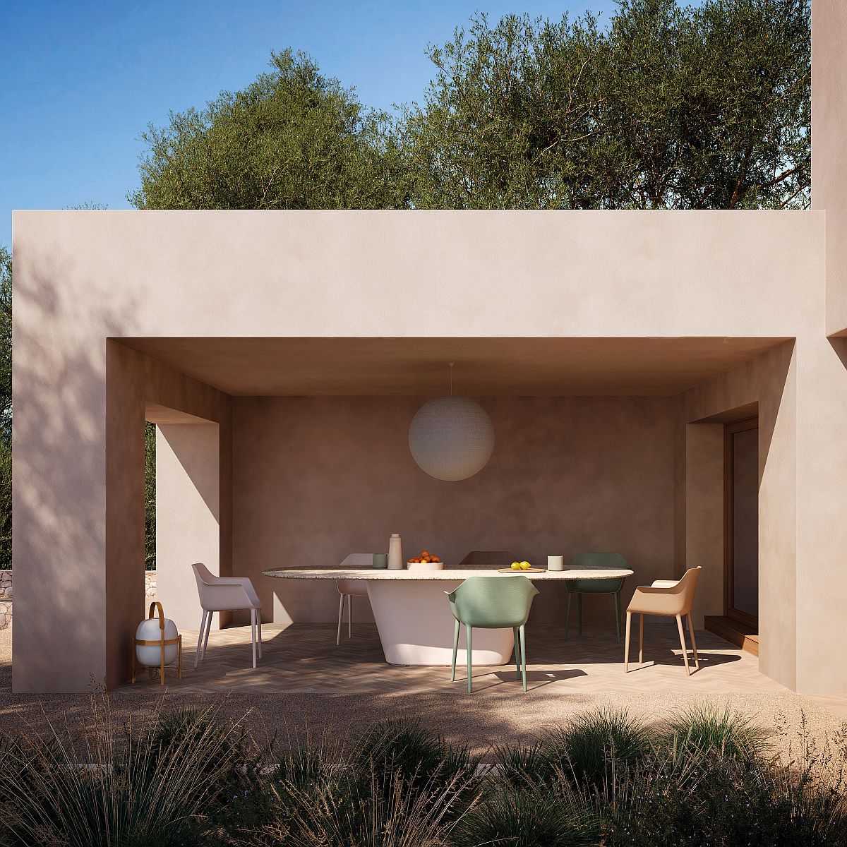 Gala Pure Eco Sessel von Andreu World um einen Esstisch im Freien, stapelbare Designstühle.