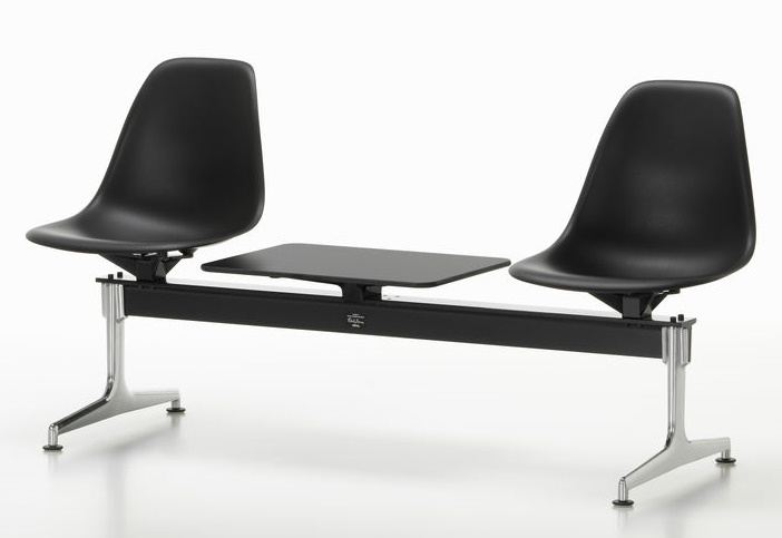 Schwarzer Eames Plastic Chair auf Traverse von Vitra mit zwei Sitzplätzen und Tischplatte.