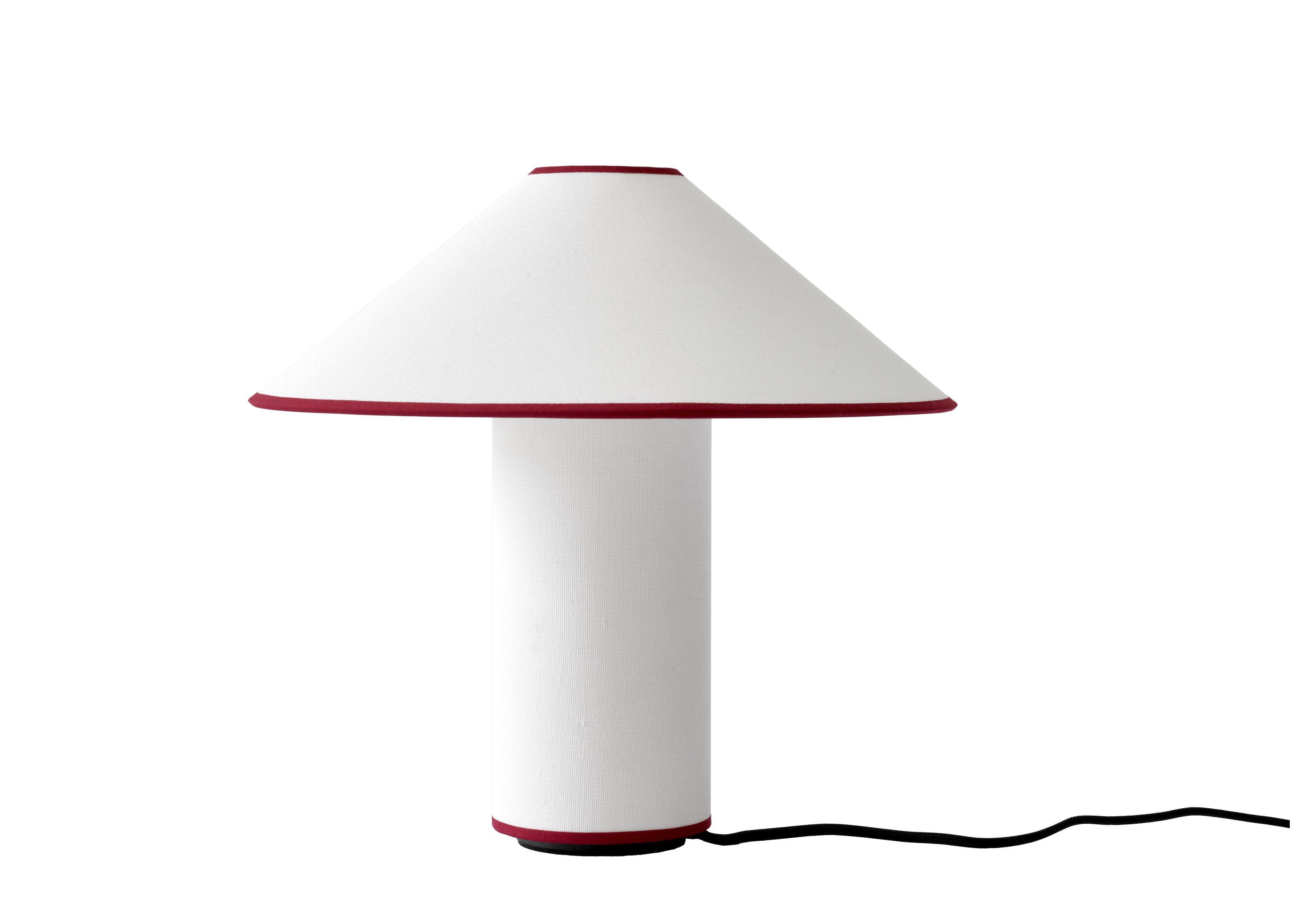 Weiße Colette Tischleuchte von AndTradition mit rotem Rand, modernes Design für Wohnzimmer und Schlafzimmer.